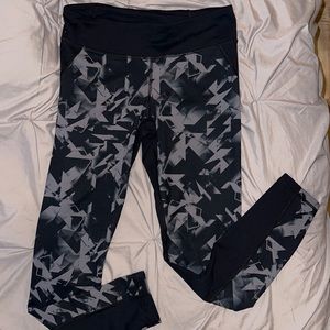 EUC graphic print under Armour leggings size medium